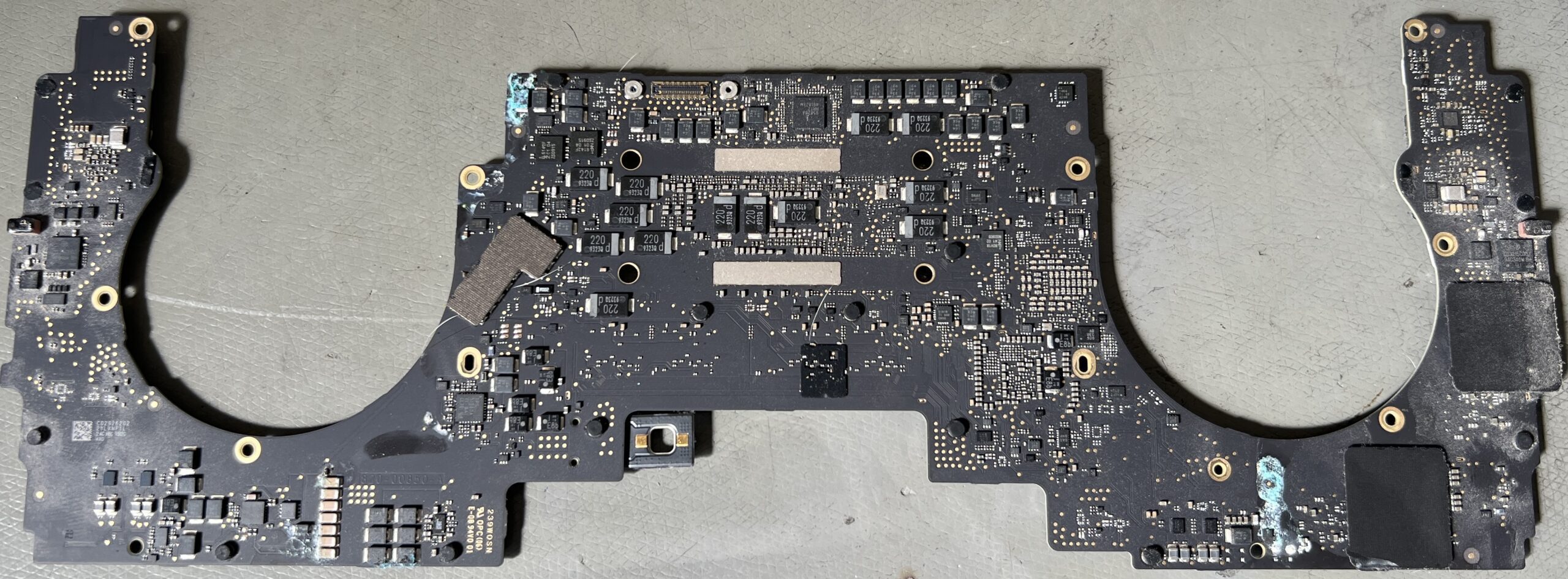 Carte mère de MacBook corrodée avant désoxydation